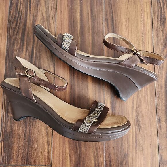 VNTG Genuine Leather Brown Wedge Heels - Picture 3 of 6